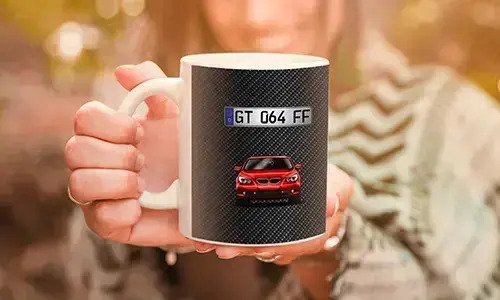 Auto hrnek s ženou v pozadí