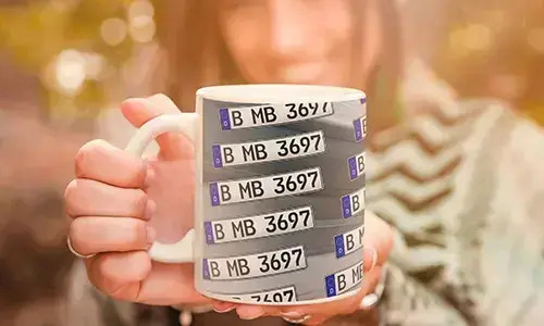 Nummernschild-Tasse in den Händen einer Frau