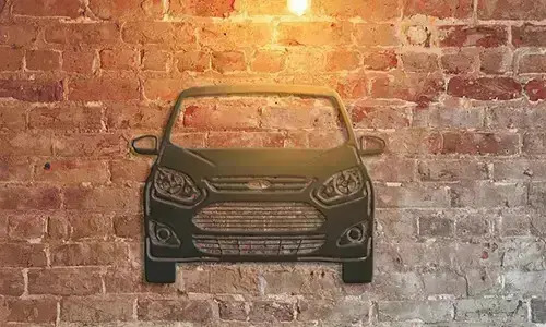 blechschild bedrucken Schwarz lackiert auf der Wand beleuchtet personalisierte blechschilder