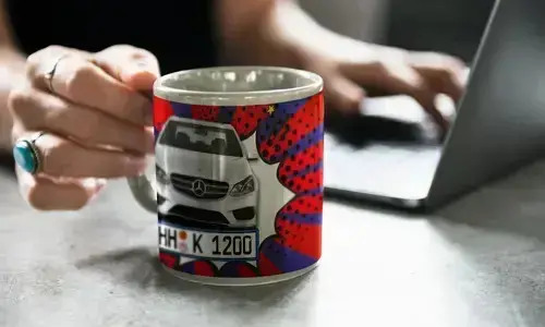 6 auto comic with licence plate HH J 631