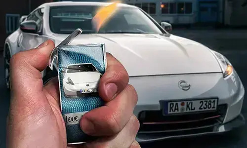 personalisiertes feuerzeug mit dem Feier und dem Wagen auf dem Hintergrund personalisierte feuerzeuge