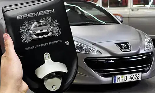 flaschenöffner wand personalisiert mit dem Wagen auf dem Hintergrund tuning bieröffner