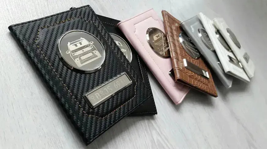 head-car-documents-holder-engraving-1