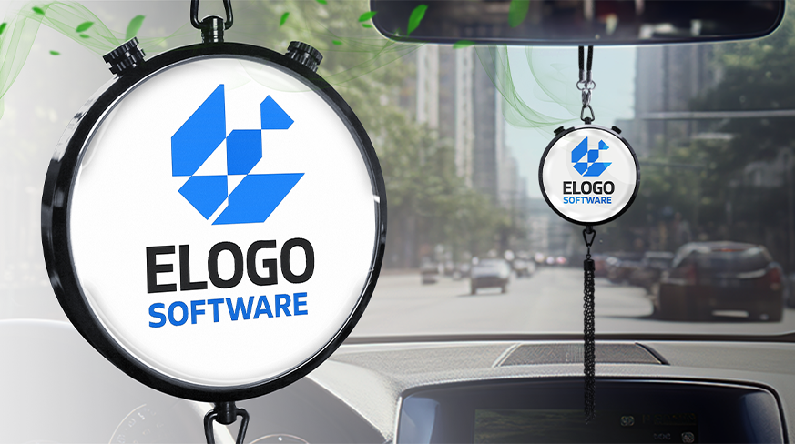 Interiér vozu s kulatým přívěskem ELOGO SOFTWARE visícím ze zpětného zrcátka, venku je vidět městská ulice