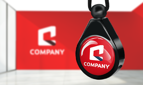 Ambientador de coche con logotipo de marca en rojo