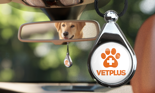 Ambientador de coche con logo de marca colgado del espejo retrovisor