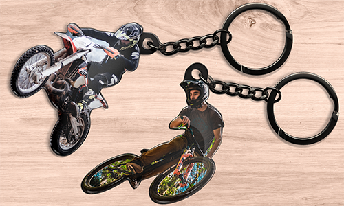 Motorrad-Schlüsselanhänger mit Fahrern in Aktion auf Geländemotorrädern