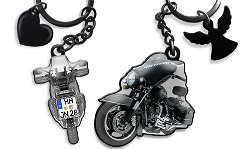 Motorrad-Schlüsselanhänger mit Front- und Rückansicht eines Tourenmotorrads und zusätzlichen dekorativen Anhängern