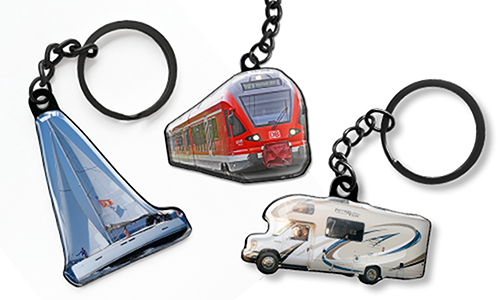 Schlüsselanhänger in Form eines Segelboots, eines roten Zuges und eines Wohnmobils als anpassbare Reise-Accessoires