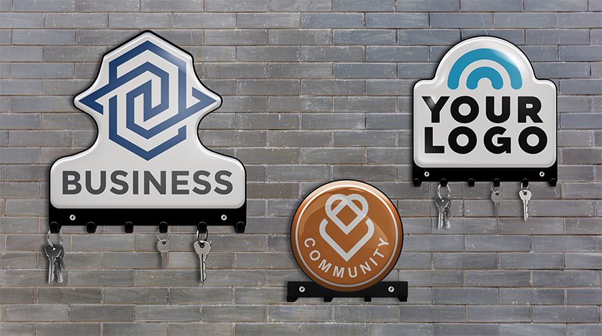 Tres ganchos de llaves en pared de ladrillos: BUSINESS con logotipo azul, YOUR LOGO con arco, COMMUNITY con corazón, con llaves