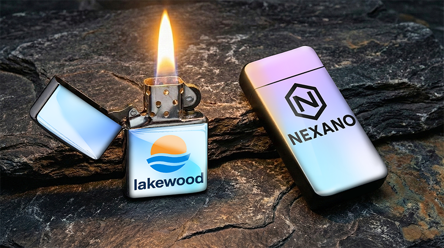 Dos encendedores en superficie de piedra: lakewood con llama y logotipo de olas solares, NEXANO con logotipo de hexágono verde