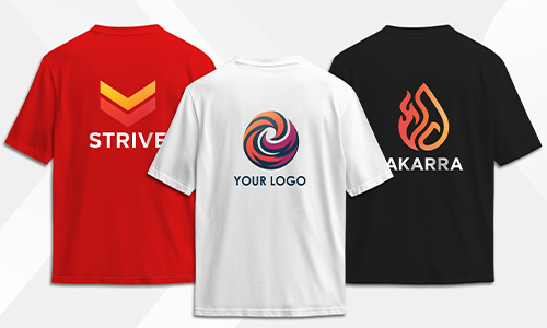 Personalisierter herzförmiger Kätzchen-Fotoanhänger mit kariertem Pfoten-Overlay mit der Aufschrift „IDA“ – rustikaler Außenbereich.