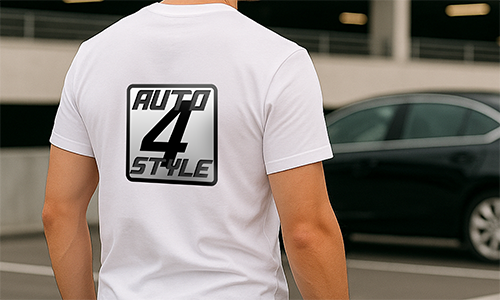 Persona usando camiseta blanca personalizada de “AUTO 4 STYLE” con un logo audaz — parado en un garaje cerca de un coche negro.