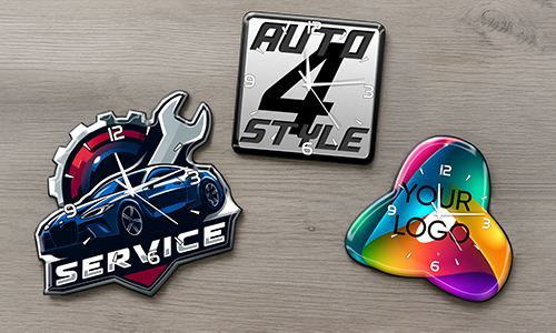 Tre orologi da parete personalizzati: a sinistra SERVICE con auto e ingranaggio, al centro AUTO 4 STYLE quadrato, a destra design astratto YOUR LOGO