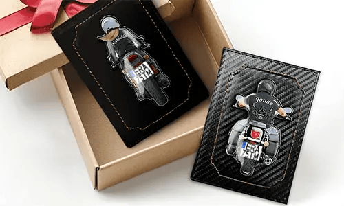Uchwyt na dokumenty motocyklowe dla twojego najlepszego przyjaciela – super prezent z jego/jej imieniem!