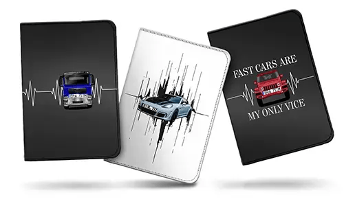 Tre bilnotatbøger side om side: Blåt-sølv bil med hjerteslag, Blåt sportsbil med bevægelseslinjer, Rødt bil med FAST CARS citat
