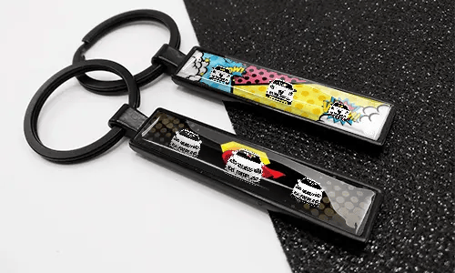 Porte-clés style bande dessinée avec plaque d’immatriculation, designs colorés et illustrations de voitures