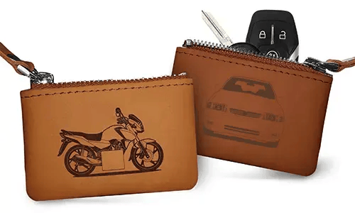 Zwei braune Leder-Schlüsselmäppchen mit Reißverschluss: eines mit Motorrad und Kennzeichen 