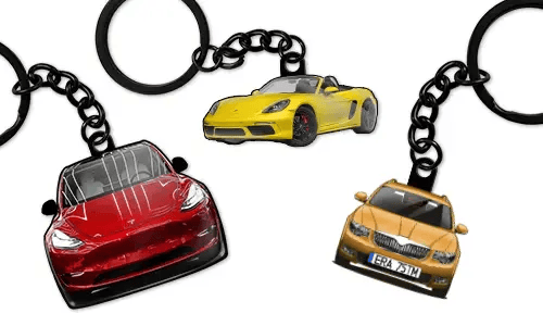 Porte-clés voiture personnalisés avec une berline rouge, un cabriolet sportif jaune et une berline bleue, conçus comme accessoires et cadeaux automobiles sur mesure