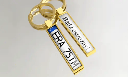 Porte-clés en métal doré avec plaque d’immatriculation personnalisée et texte gravé