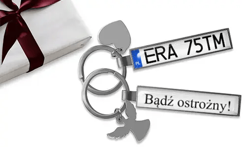 Gepersonaliseerde cadeau-avaimenperä met nummerplaatlabel en gegraveerde boodschaphanger