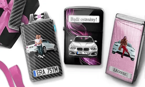 Drei Feuerzeuge mit auto­bezogenen Designs, die Bilder von Autos und Menschen zeigen, vor schwarzem und pinkem Hintergrund und mit einem stilvollen, modernen Flair.