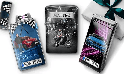 Drei personalisierte Feuerzeuge mit gedruckten Motiven: ein rotes Auto mit einer Person, eine Motorradszene mit Blitz und ein blaues Auto mit der Aufschrift „Bester Bruder“. Daneben liegt eine Geschenkbox.
