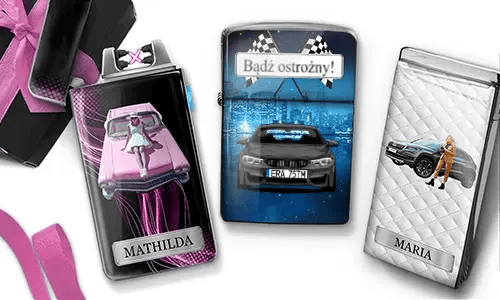 Drei rechteckige Metallbehälter mit auto­bezogenen Designs. Einer zeigt ein rosafarbenes Auto und eine Frau mit der Aufschrift „MATHILDA“, ein anderer eine Person und ein Auto mit der Aufschrift „MARIA“, und der letzte ein rotes Auto mit dem Kennzeichen „HH-K 1200“.