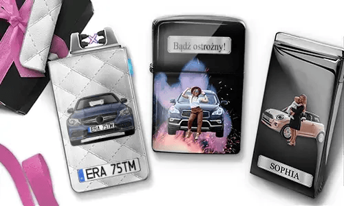 Stilvolle Feuerzeuge mit Frauen, die mit Luxusautos posieren. Auf einem steht „Beste Mama“, auf einem anderen „Beste Mama der Welt“, arrangiert vor einem geschenkähnlichen Hintergrund.