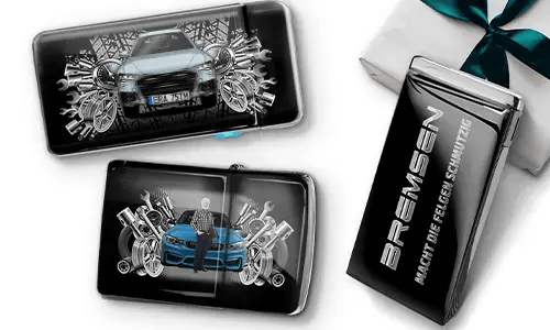 Drei Auto-Themen-Artikel mit Auto-Illustrationen und Maschinen-Motiven, arrangiert neben einer Geschenkbox, die mit einer grünen Schleife gebunden ist.