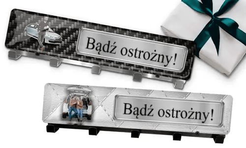 Brelok z zdjęciem chłopaka i tablicą rejestracyjną