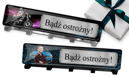 Wieszak na klucze z zdjęciem brata i tablicą rejestracyjną