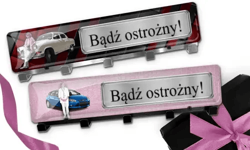 Wieszak na klucze ze zdjęciem twojej babci i tablicą rejestracyjną