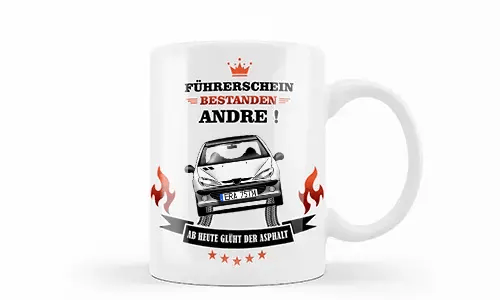 Weiße Tasse mit silbernem Auto, Flammen und Reifenspuren, deutscher Glückwunschtext zur Führerscheinprüfung für Andre