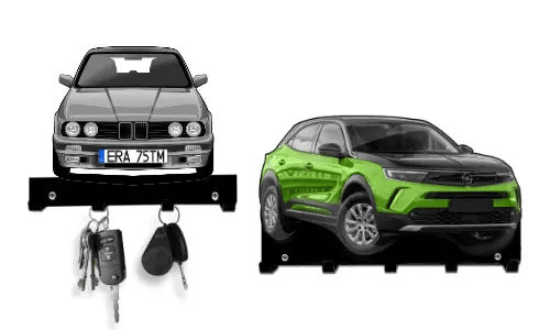 Zwei schlüsselförmige Halter in Autoform: roter Sedan und grün-schwarzer SUV, beide mit Haken für Schlüssel