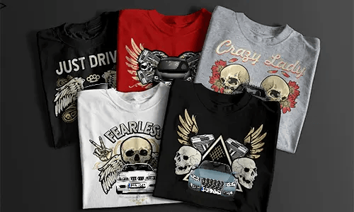 Zwei T-Shirts mit detaillierten Auto-Frontgrafiken, eines rot mit kräftigem schwarzen Design und eines weiß mit hellerem Druck, nebeneinander neben einer schwarzen Geschenkbox mit Schleife, automobil-inspirierte Mode für Autoliebhaber