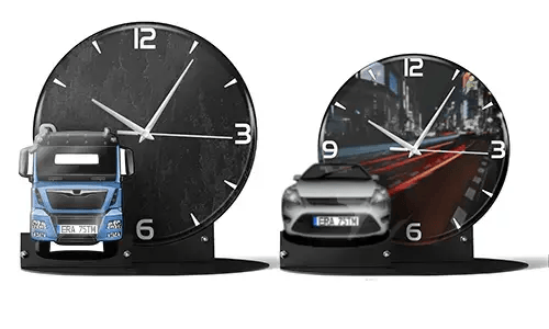 Reloj en soporte con coche, moto o camión