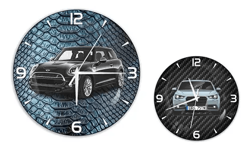 Zwei Wanduhren mit Autoillustrationen: links mit schwarzem Auto auf blauer Reptilstruktur, rechts mit blauem Auto auf Carbon-Hintergrund