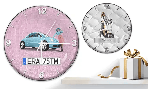 Zwei Wanduhren mit weiblichen Figuren und Fahrzeugen: links mit schwarzem Auto vor lila Wellen, rechts mit rotem und schwarzem Auto, Rennflaggen und blauem Hintergrund