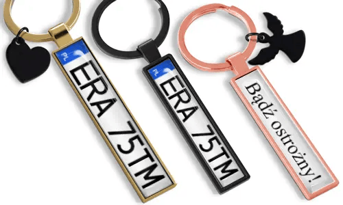 Speciallavede nummerplade-nøgleringe med personlig tekst og metalfinish