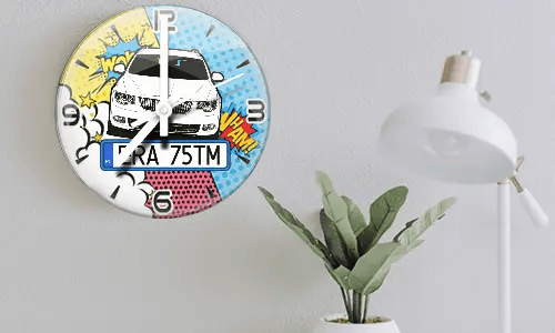 wanduhr motorrad mit Auto Weiß auf dem Wand neben Tischlampe chopper wanduhr