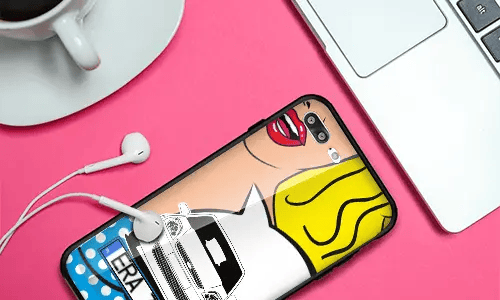 personalisierte handyhülle neben Laptop handyhülle personalisieren