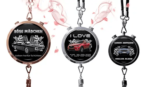 Drei runde Anhänger mit Auto-Themen auf schwarzen Hintergründen. Links: Oldtimer mit deutschem Text und Schachbrettflaggen. Mitte: rotes SUV, „I Love Tuning.“ Rechts: blaues Auto mit Schachbrettflaggen und deutschem Text. Pinke Blumenakzente rundherum.