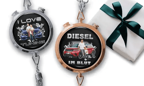 Zwei Taschenuhren mit Ketten: silber mit grünem Auto und 