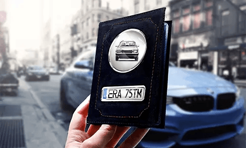 FAHRZEUGSCHEIN HÜLLE IN DER HAND