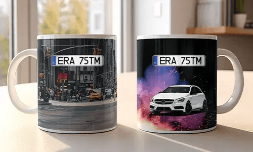 Zwei weiße Tassen mit Auto-Motiven: roter BMW in Stadtumgebung, weißer Mercedes mit Funken und buntem Hintergrund