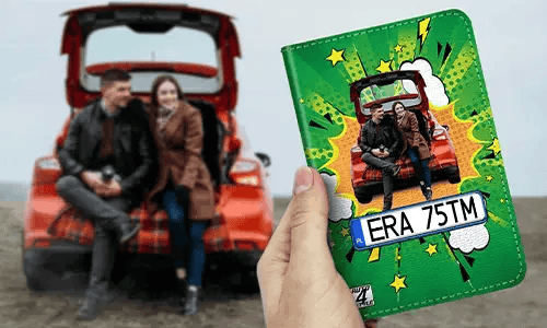 auto hülle Comic 2 auf dem Tisch neben Tastatur autopapiere mappe