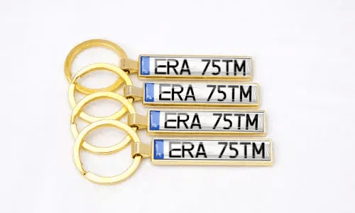 Gouden metalen nummerplaat sleutelhangers benadrukken gepersonaliseerde auto-accessoires