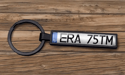 Op maat gemaakte nummerplaat sleutelhanger met een matte zwarte afwerking