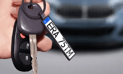 Svart nyckelring med registreringsskylt hänger på bilnycklarna vid daglig användning